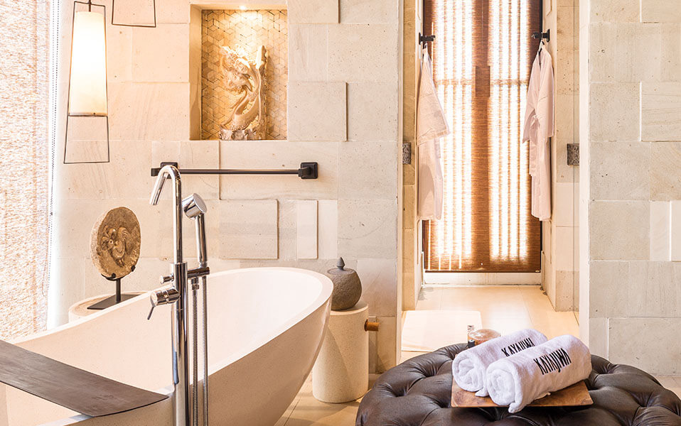 Villa Kayajiwa - Sejoli room ensuite bathtub